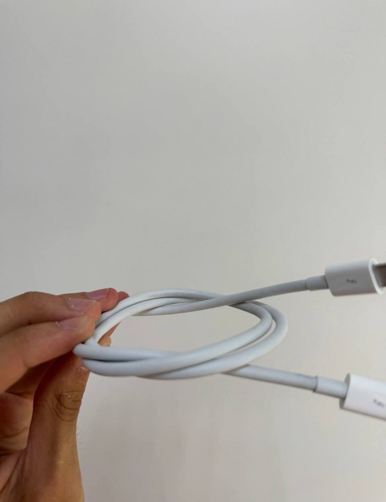Дешево Apple Thunderbolt 3 Pro Cable (USB-C), оригінал з ломбарду