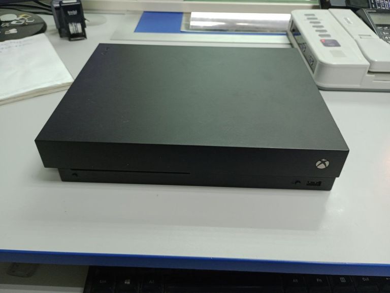 Купить Microsoft Xbox One X 1TB White Б/У