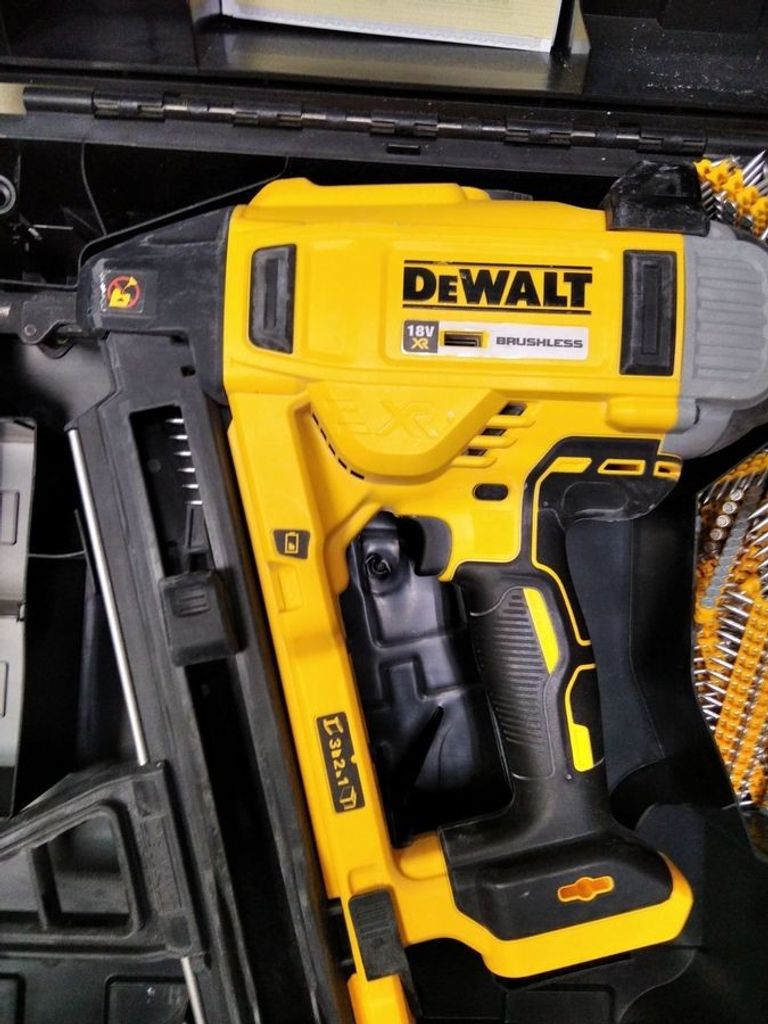 Дешиво Dewalt DCN890N с ломбарда
