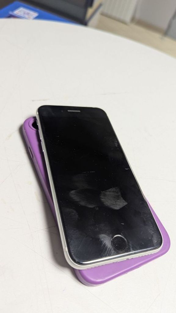 Дешиво Apple iPhone SE 2020 128GB Black Slim Box (MHGT3) с ломбарда