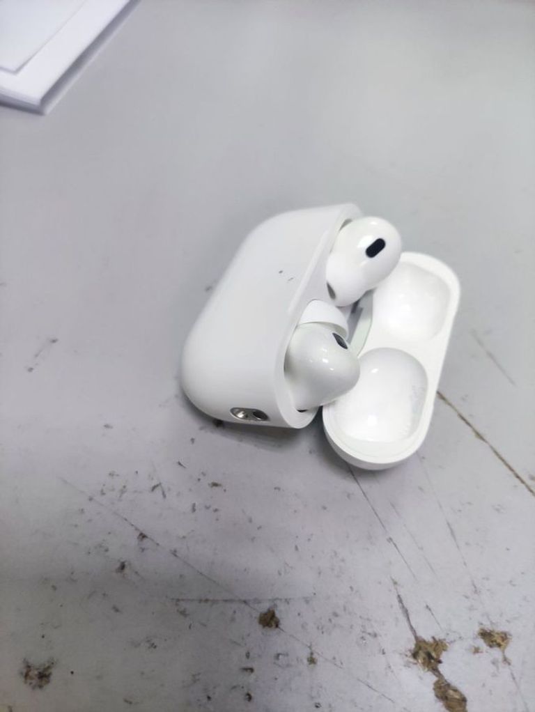 Купити Apple airpods pro 2nd generation with magsafe charging case usb-c Б/У