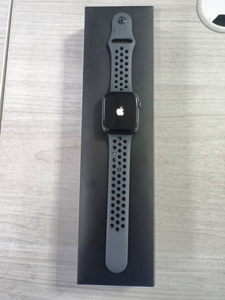 Apple watch se 44mm aluminum case