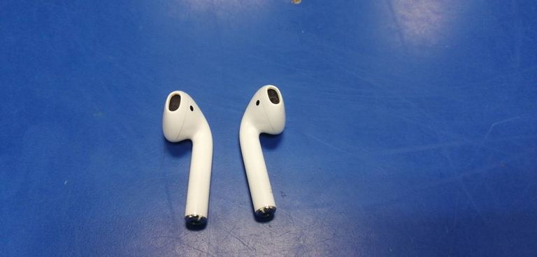 Apple airpods with charging case