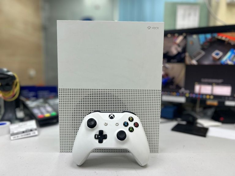 Купить Microsoft Xbox One S 1TB Б/У