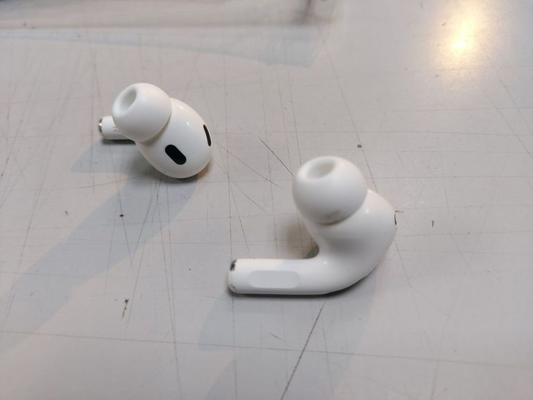 Купити Apple airpods pro 2nd generation with magsafe charging case usb-c Б/У