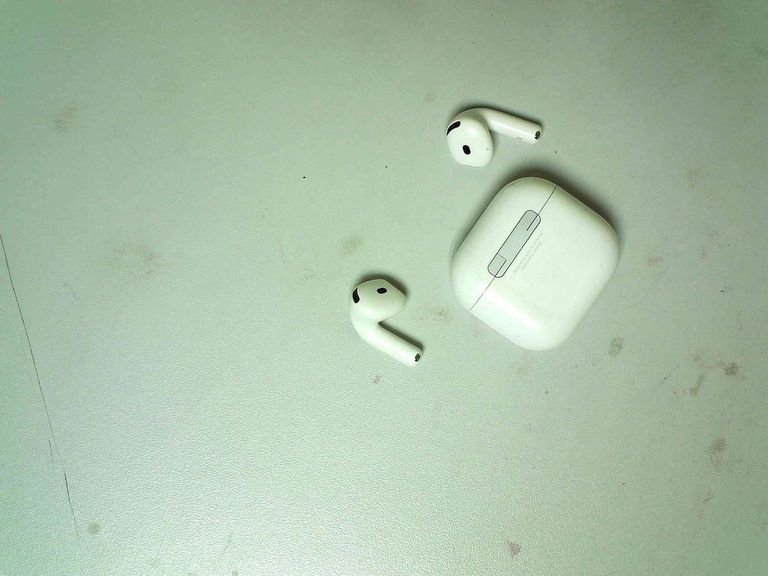 Дешево Apple airpods 4 with active noise cancellation з ломбарду