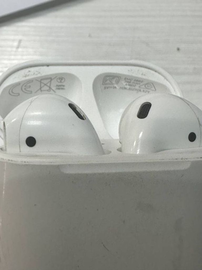 Apple airpods 2nd generation with charging case