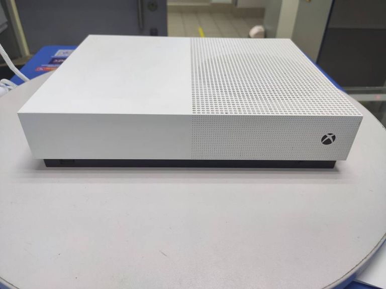 Купить Xbox360 one s 1000gb Б/У