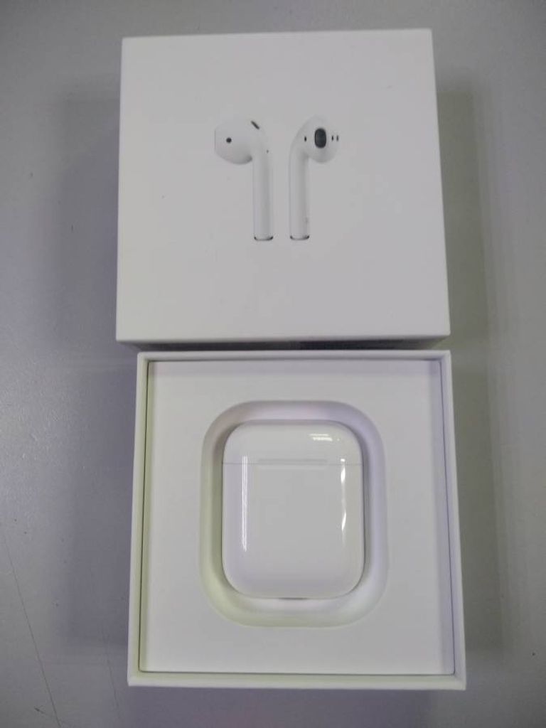 Apple airpods 2nd generation with charging case