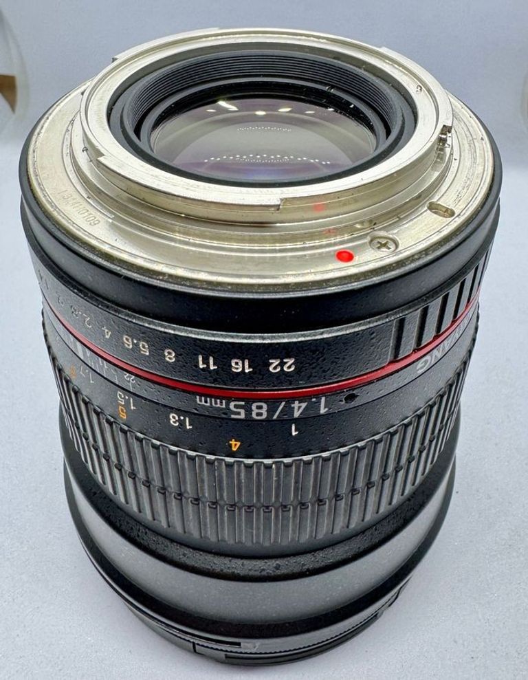 Дешиво Samyang AF 85mm f/1,4 F с ломбарда
