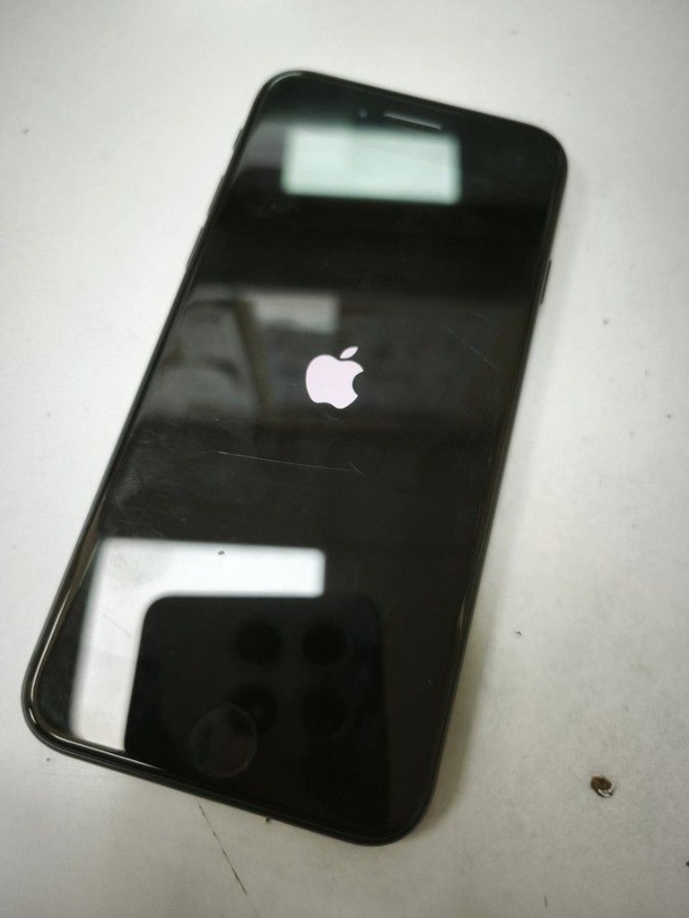 Дешево Apple iPhone SE 2020 64GB Black Slim Box (MHGP3) з ломбарду