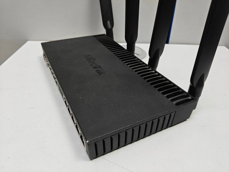 Дешиво Mikrotik RB4011iGS+5HacQ2HnD-IN с ломбарда