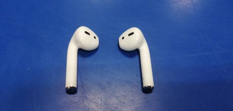 Apple airpods with charging case