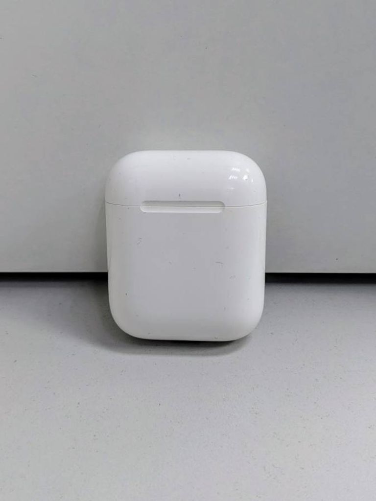 Apple airpods 2nd generation with charging case