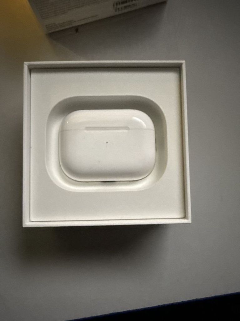 Купити Apple airpods pro 2nd generation with magsafe charging case usb-c Б/У