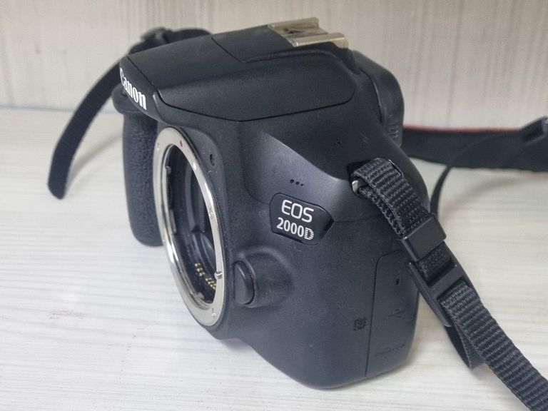 Дешиво Canon EOS 2000D body с ломбарда