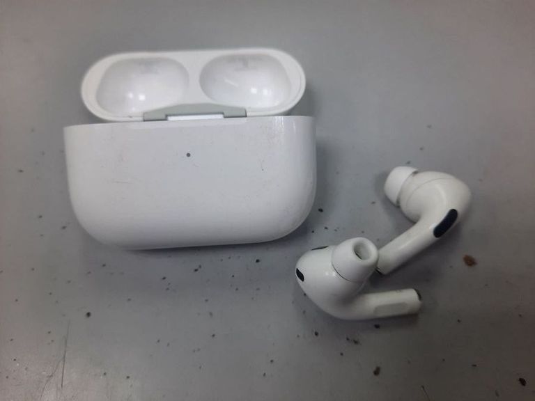 Купити Apple airpods pro 2nd generation with magsafe charging case usb-c Б/У