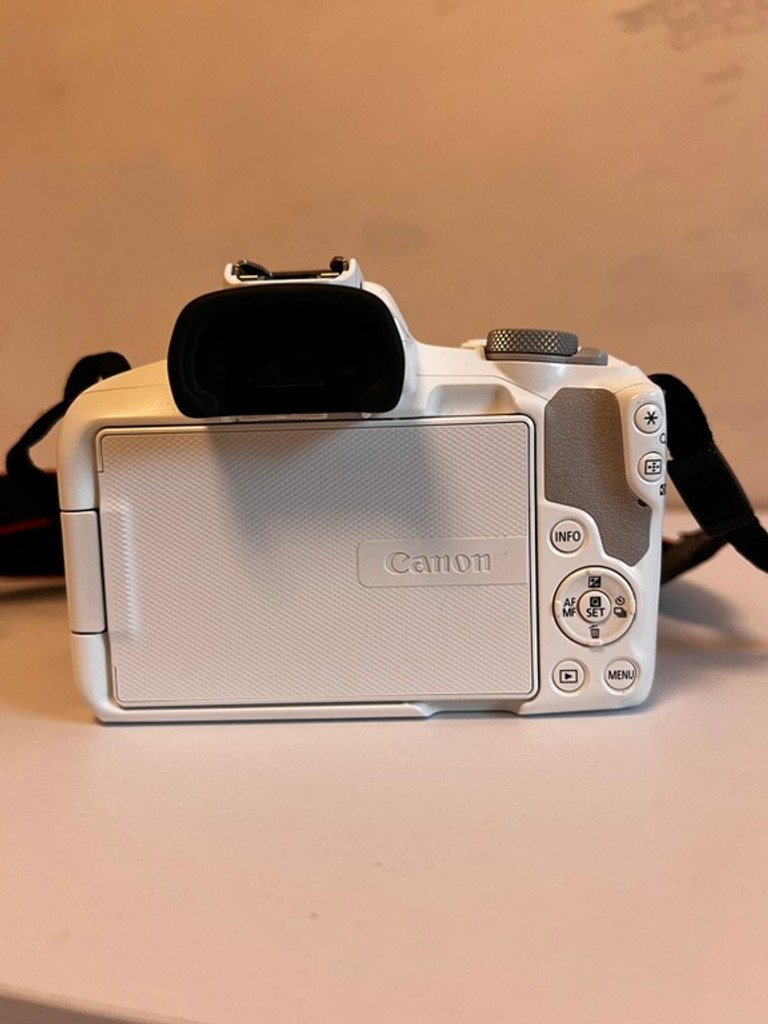 Canon EOS R50 kit RF-S 18-45mm IS STM White (5812C030) Код:null. Изображение 9