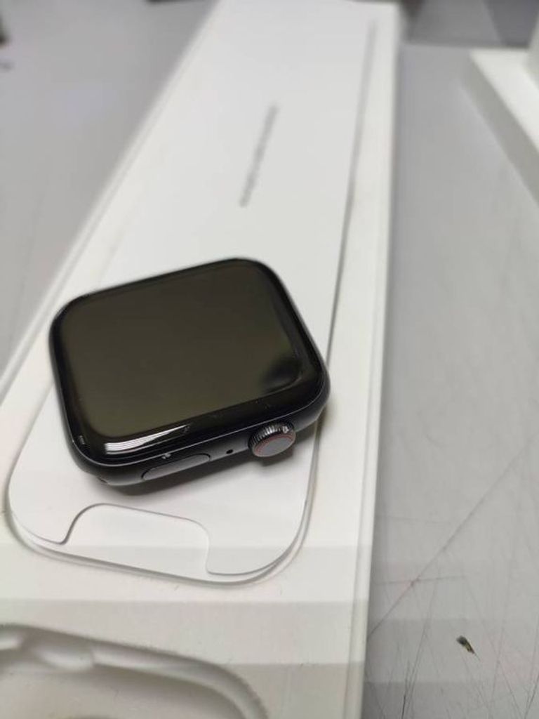 Apple watch se 44mm aluminum case