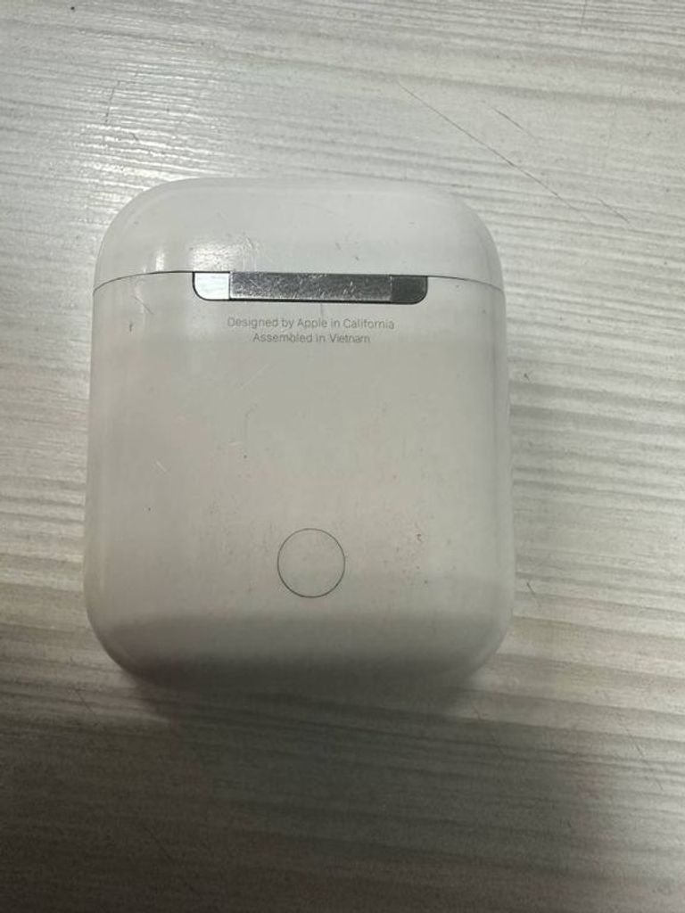 Apple airpods 2nd generation with charging case