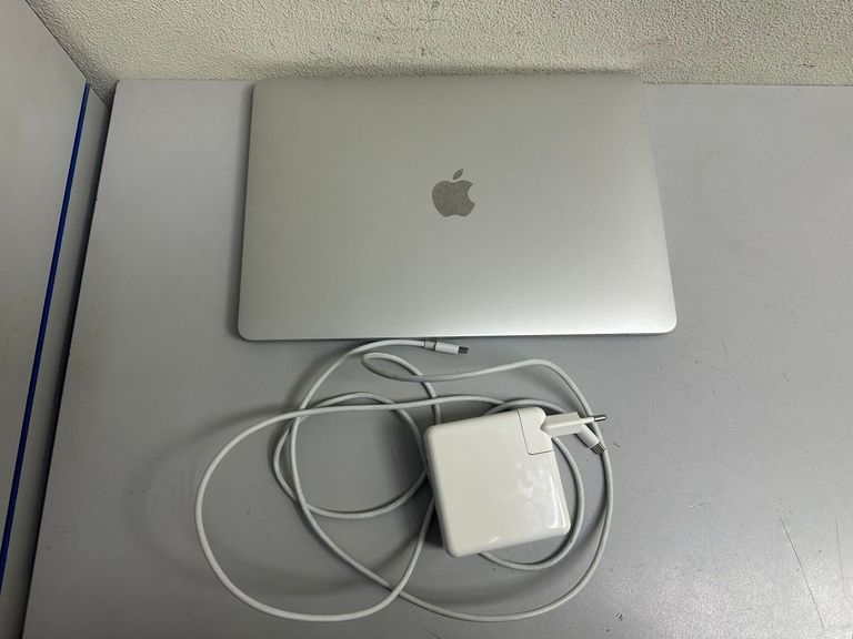 Купити Apple a2338 macbook pro 13,3" m1 8-gpu/ ram8gb/ ssd256gb/ retina, truetone, touch bar Б/У