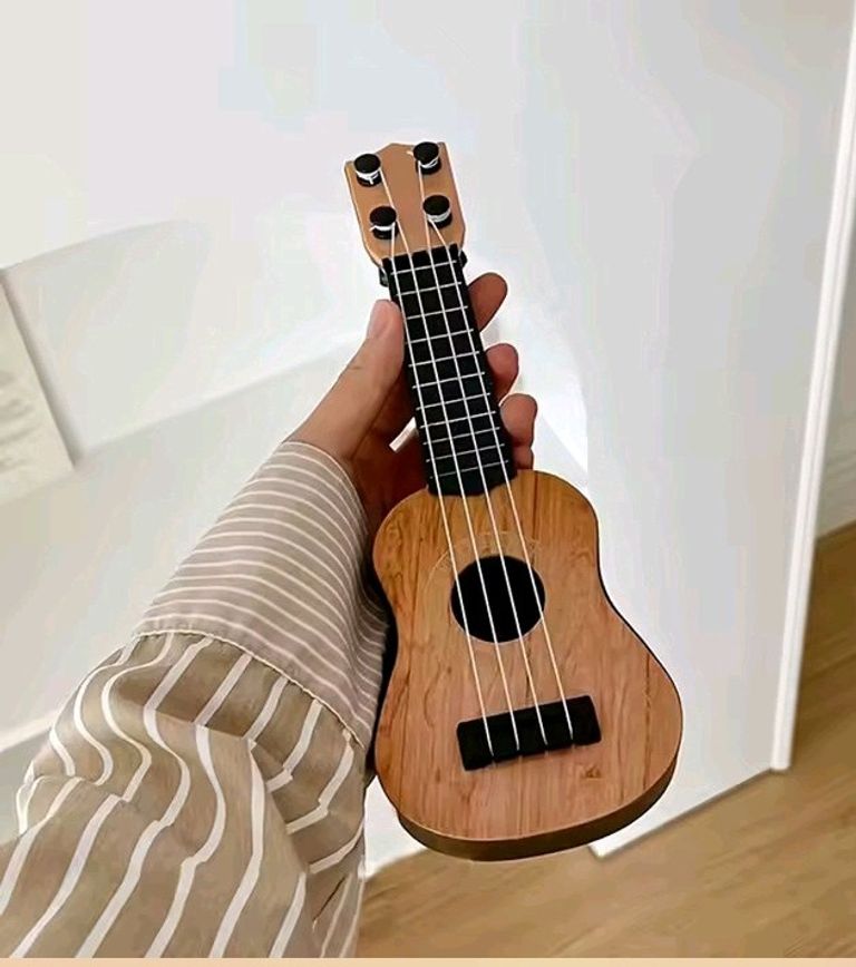 Дешево Іграшкова гітара із медіатором з ломбарду