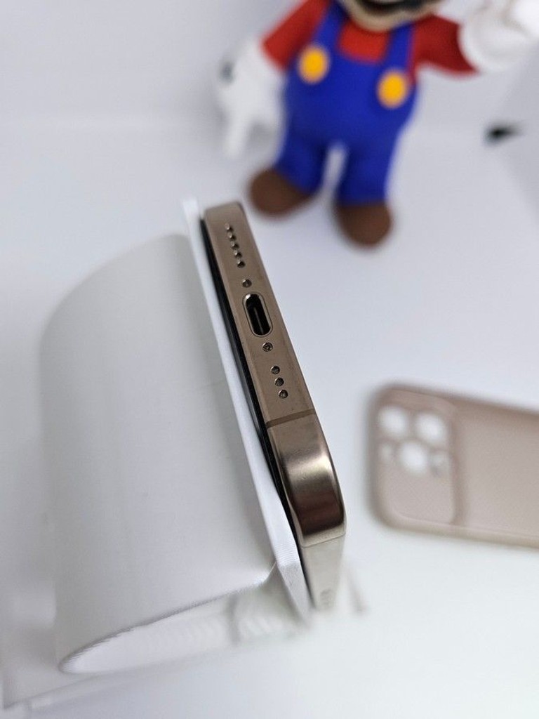 Apple iPhone 16 Pro 128GB eSIM Desert Titanium (MYMC3) Код:01-201075289. Зображення 8
