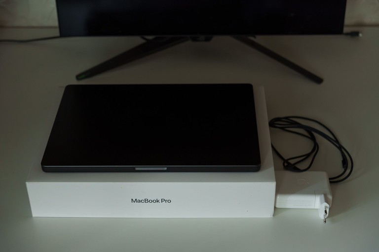 Купити Apple MacBook Pro 16" 2026 Apple M5 Pro 18-core CPU 24 GB 1TB Space Black (MGEA4) Б/У