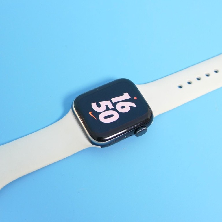 Дешиво Apple Watch SE 2 GPS 40mm Starlight Aluminium Case with Starlight Sport Band (S/M) с ломбарда