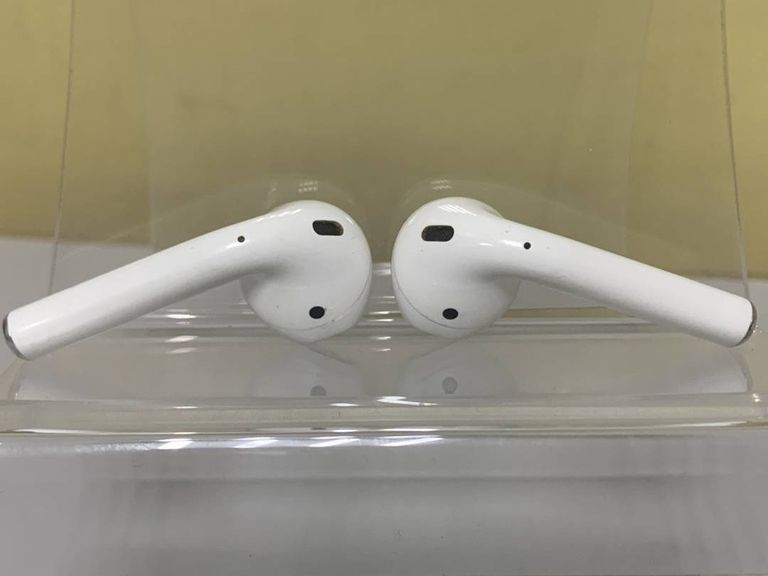 Apple airpods 2nd generation with charging case