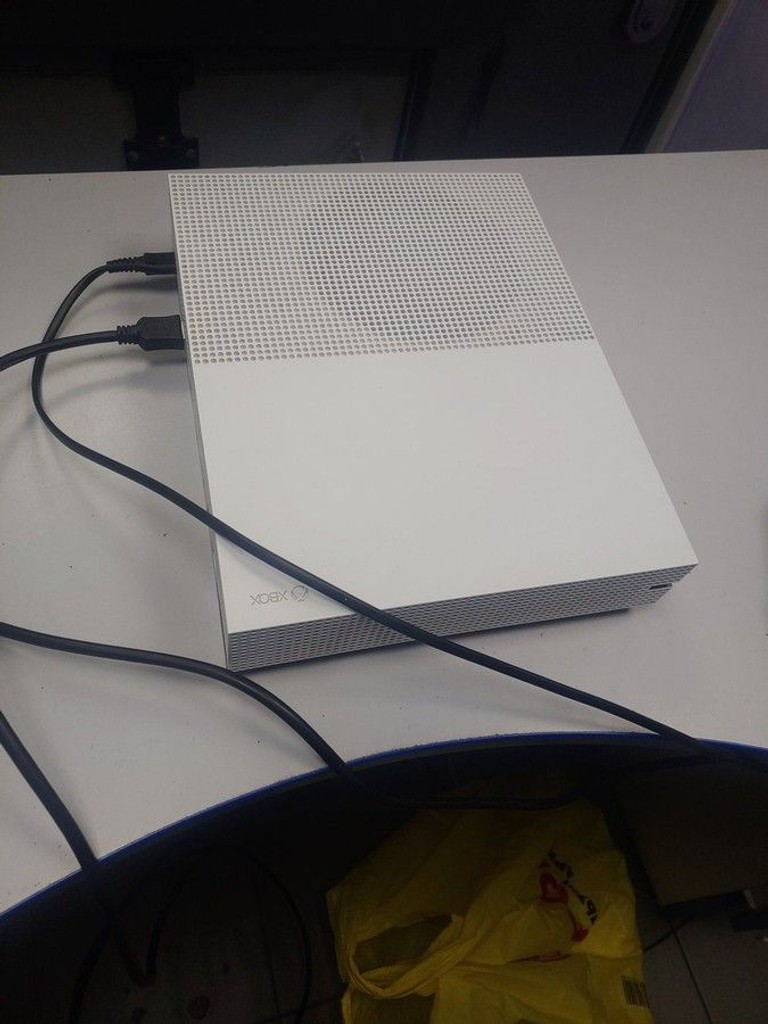 Дешиво Microsoft Xbox One S 1TB с ломбарда