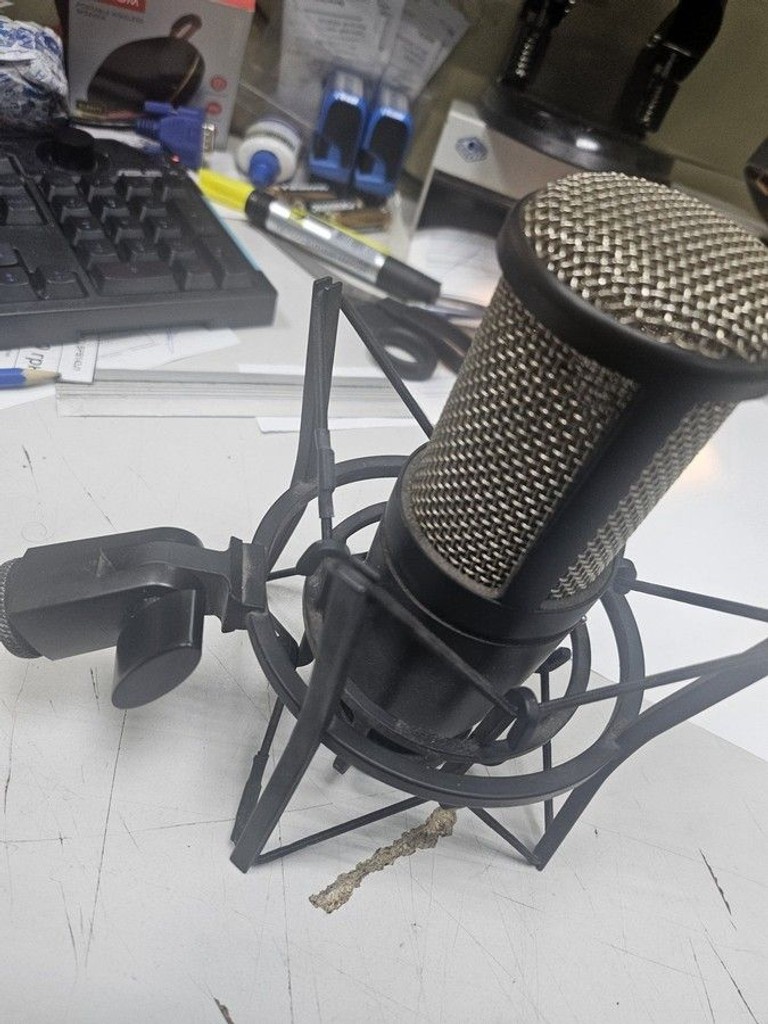 Дешиво Akg P220 с ломбарда