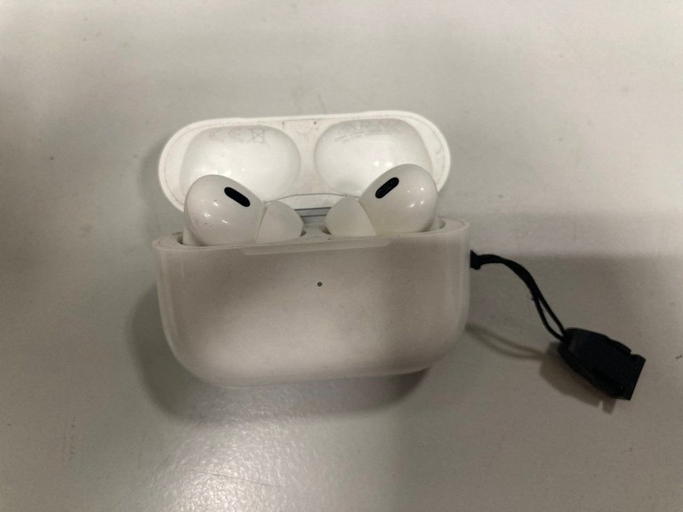 Купити Apple airpods pro 2nd generation with magsafe charging case usb-c Б/У