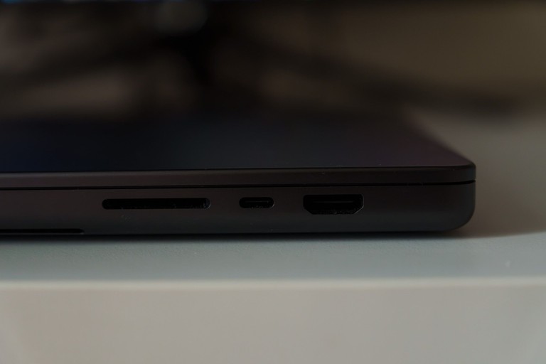 Дешево Apple MacBook Pro 16" 2026 Apple M5 Pro 18-core CPU 24 GB 1TB Space Black (MGEA4) з ломбарду