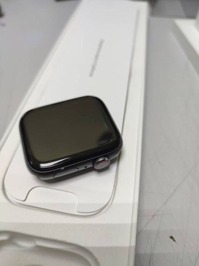 Apple watch se 44mm aluminum case