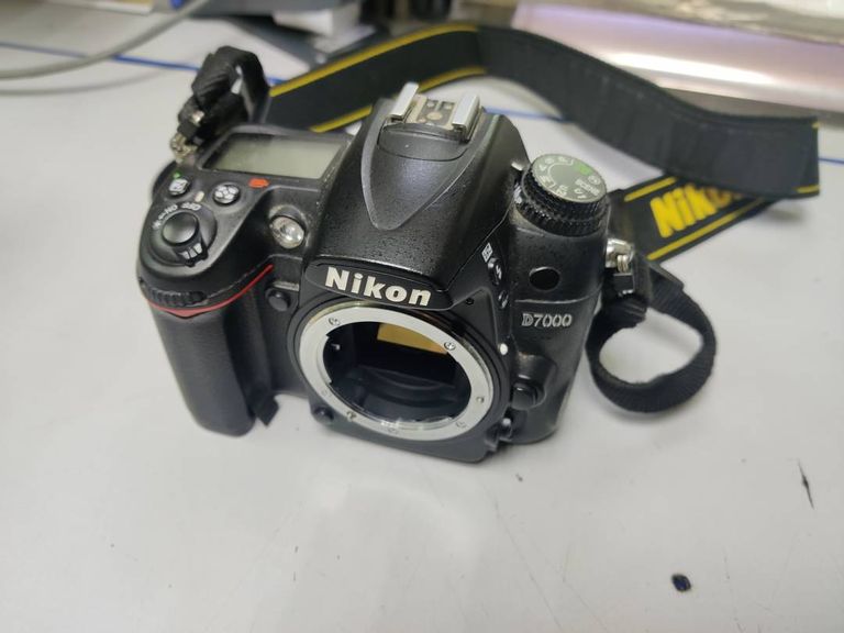 Nikon D7000 body