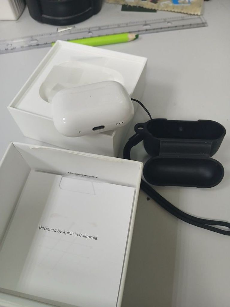 Купити Apple airpods pro 2nd generation with magsafe charging case usb-c Б/У