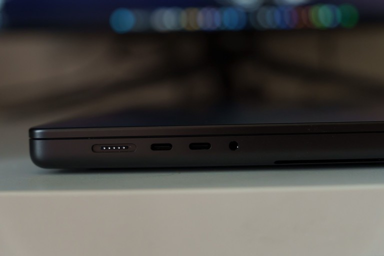 Apple MacBook Pro 16" 2026 Apple M5 Pro 18-core CPU 24 GB 1TB Space Black (MGEA4) Код:null. Зображення 4