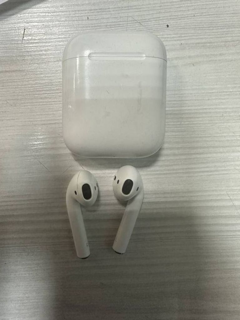 Apple airpods 2nd generation with charging case