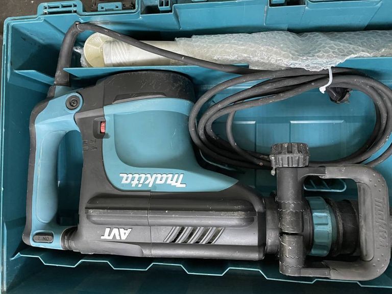 Makita HM1213C