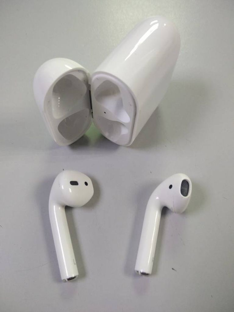 Apple airpods 2nd generation with charging case