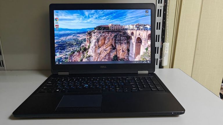 Купити Dell 15/core i7 6820hq ddr3/8gb ddr3/hdd *відсутній/ssd 500 gb/radeon r7 m360 Б/У