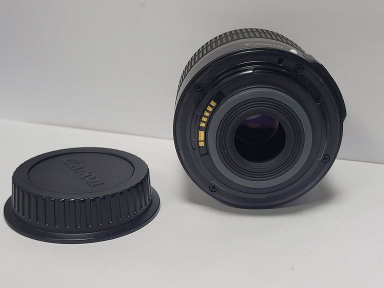 Дешево Canon ef-s 18-55mm f/3.5-5.6 is ii з ломбарду