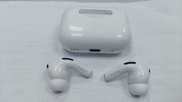 Купити Apple airpods pro 2nd generation with magsafe charging case usb-c Б/У