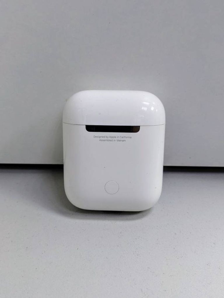 Apple airpods 2nd generation with charging case