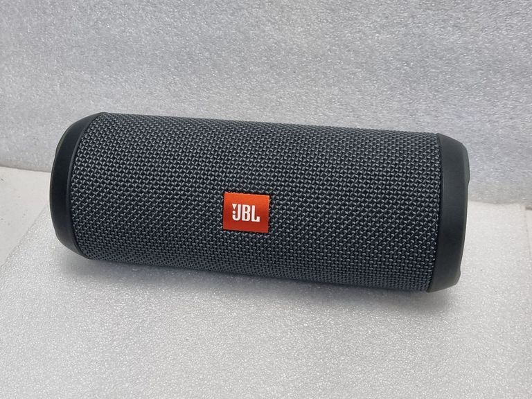 Купить Jbl flip essential Б/У