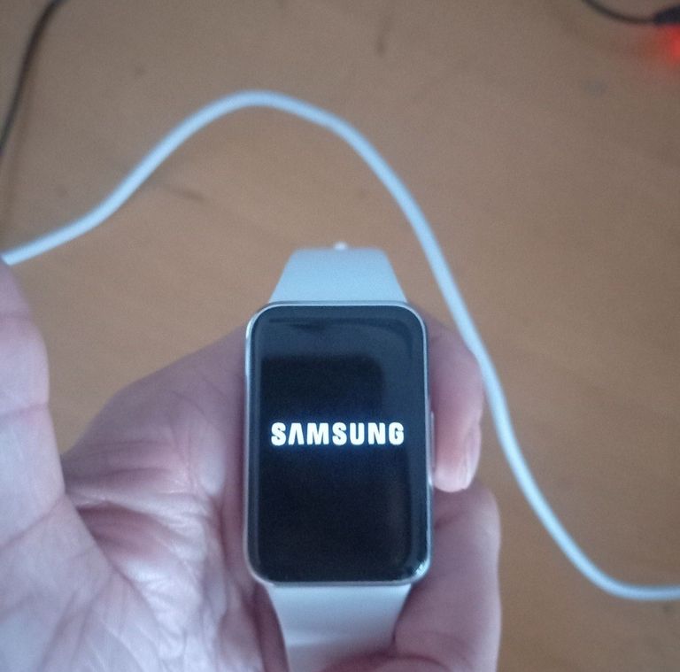 Купити Samsung Galaxy Fit3 Silver (SM-R390NZSA) Б/У