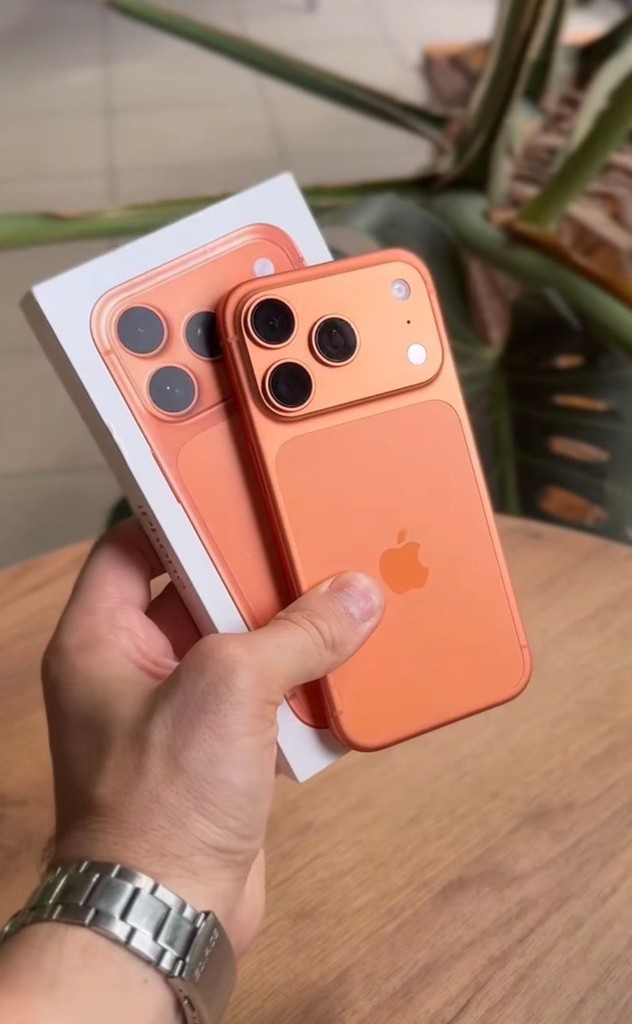 Купити Apple iPhone 17 Pro 256GB Cosmic Orange (MG8H4) Б/У