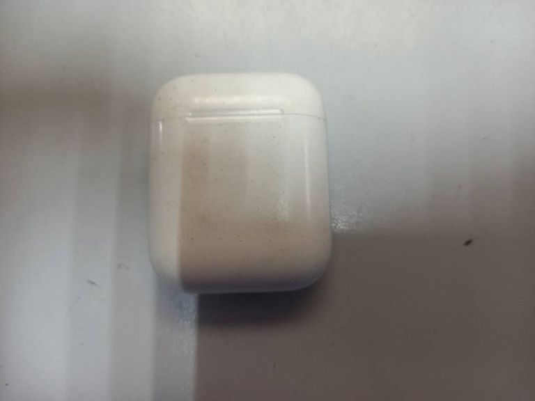 Apple airpods 2nd generation with charging case