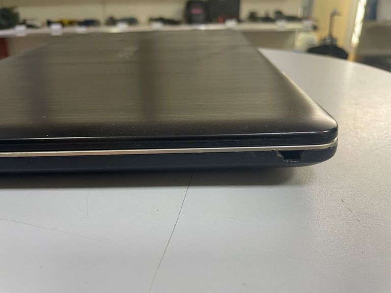 Дешиво Asus 15/celeron n3350 ddr3/4gb ddr3/hdd 140 gb/ssd *відсутній/radeon rx5500m 4gb с ломбарда